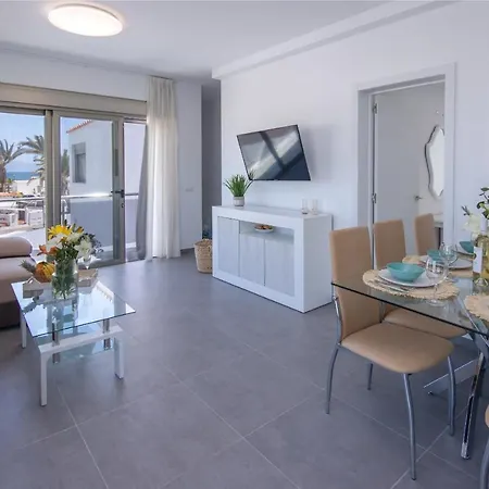5 Beachfront By Holidays Apartment *