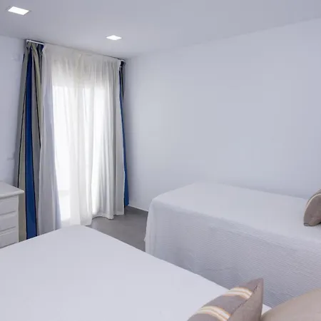 5 Beachfront By Holidays Apartment *